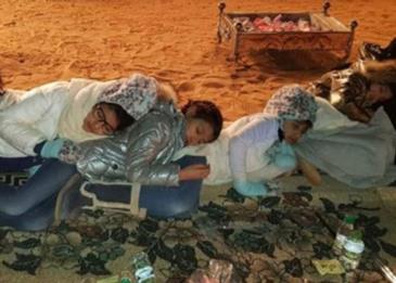 الوليد بن طلال ينشر صورة حفيداته وهن نائمات في الصحراء